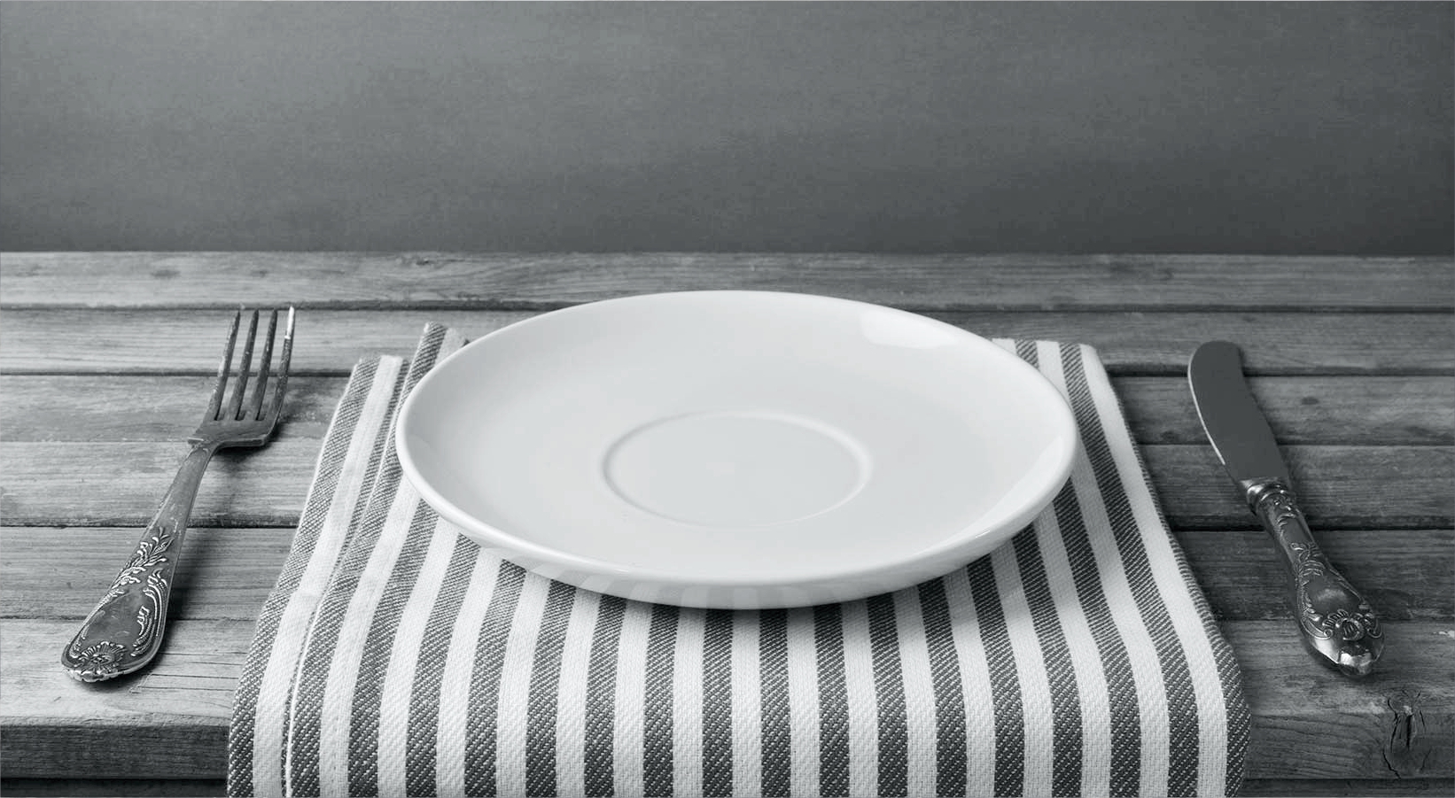 Open dish. Тарелка на столе. Пустая тарелка на столе. Пустая тарелка. Тарелка на скатерти.